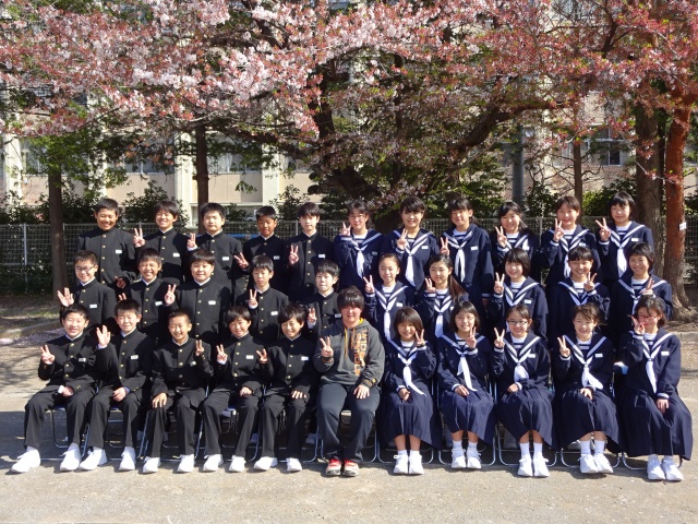 桜の木の下でハイポーズ みんな笑顔でクラス写真 行田市立長野中学校