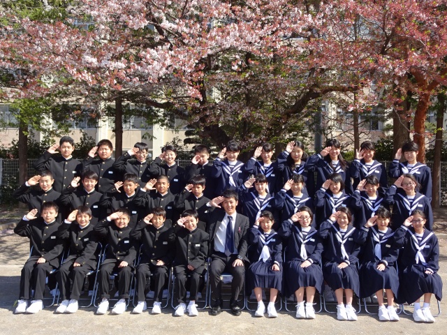 桜の木の下でハイポーズ みんな笑顔でクラス写真 行田市立長野中学校